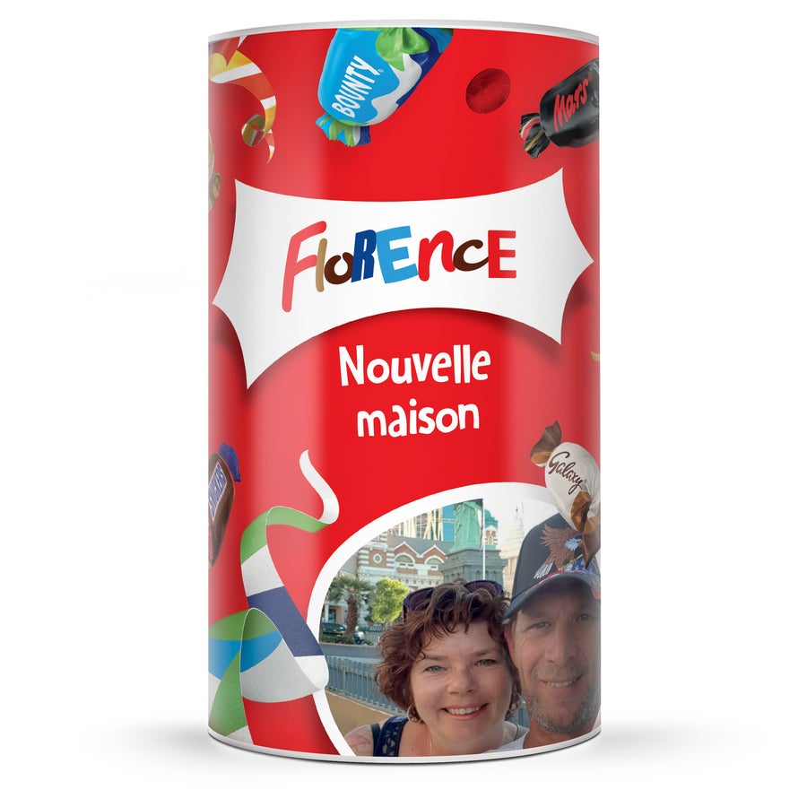 Assortiment de chocolats Celebrations tube personnalisé Boite Celebrations rouge personnalisée avec la photo d'un couple, le nom Florence et le texte Nouvelle maison.