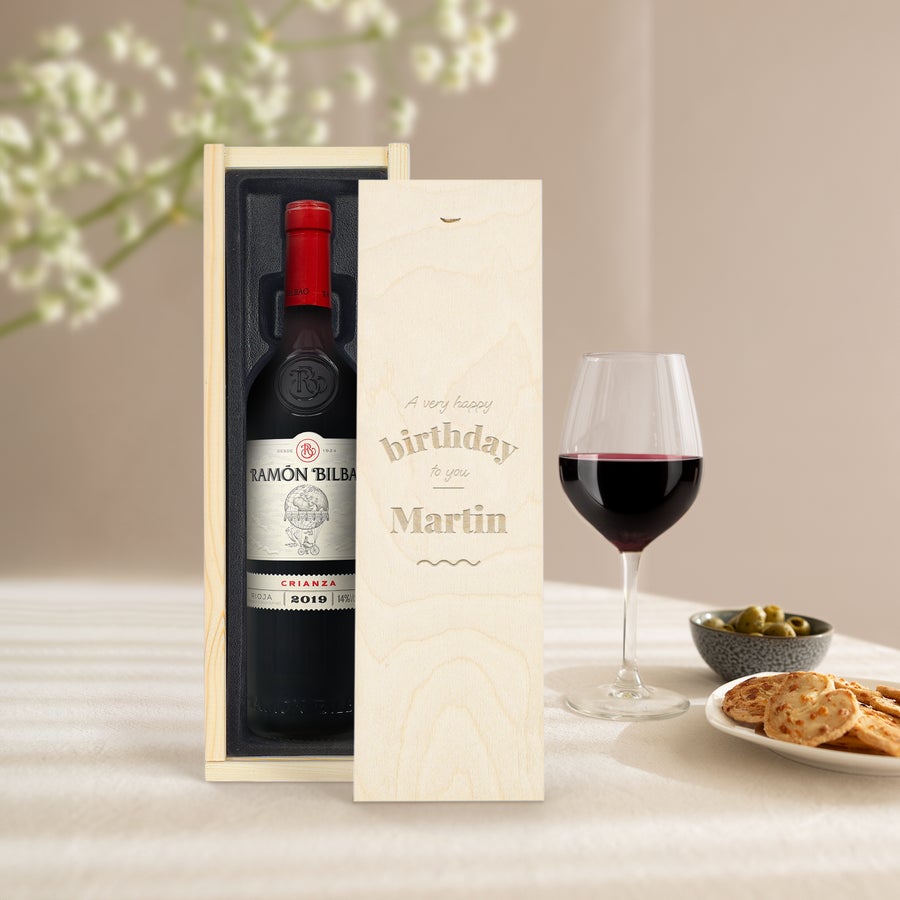 Vinho Ramon Bilbao Crianza Garrafa de vinho Ramon Bilbao em luxuosa caixa de madeira gravada com "A very happy birthday to you Martin"