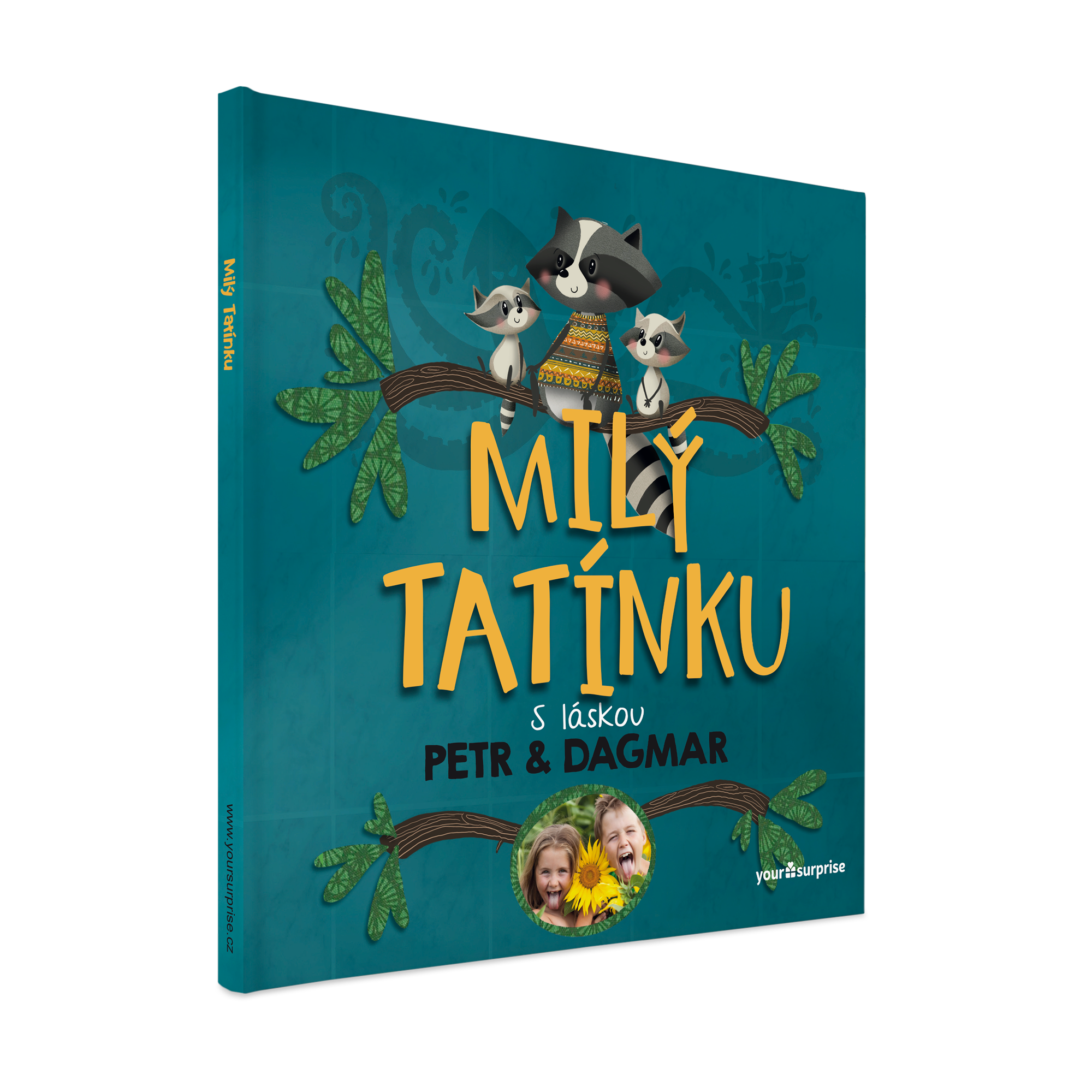Dětská kniha Milý tatínku s ilustrací mývalů, potiskem jmen Petr & Dagmar a fotografií dvou dětí, perfektní způsob jak poděkovat otci