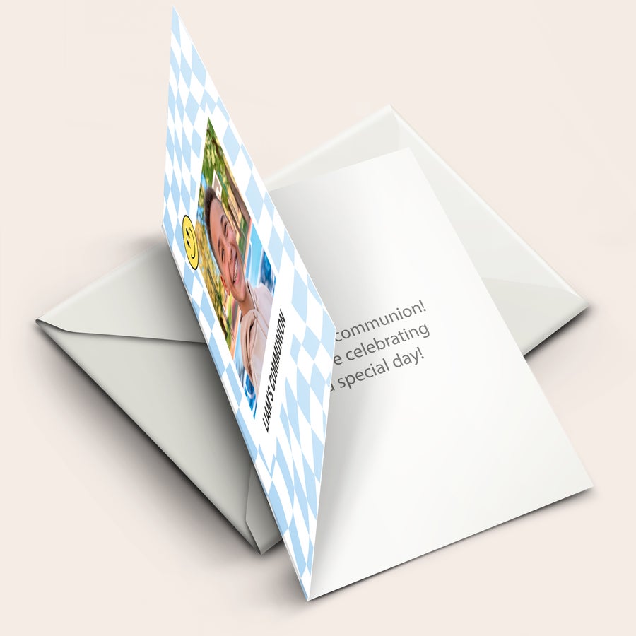 Carte de împărtășanie - M - Verticală Felicitati comunicantul cu o carte personalizată imprimată cu fotografia unui copil zâmbitor și textul "LIAM'S COMMUNION".