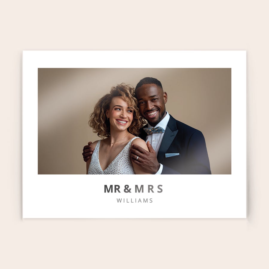 Foto su acrillico Una foto su acrilico personalizzata con la foto di una coppia e i nomi "MR & MRS WILLIAMS" stampati sotto.