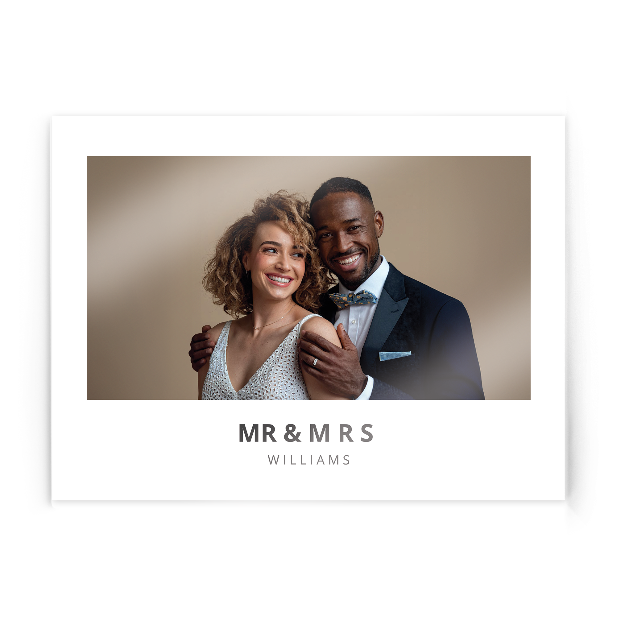Fotografie acrilică personalizată, imprimată cu un cuplu zâmbitor și textul Mr & Mrs Williams dedesubt.