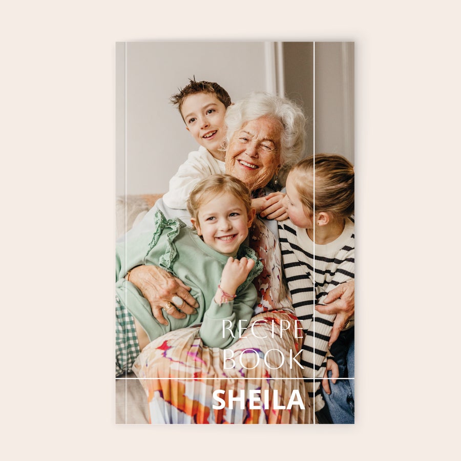 Caiet personalizat Notebook personalizat cu fotografie de familie, textul Recipe Book și numele Sheila imprimate pe copertă
