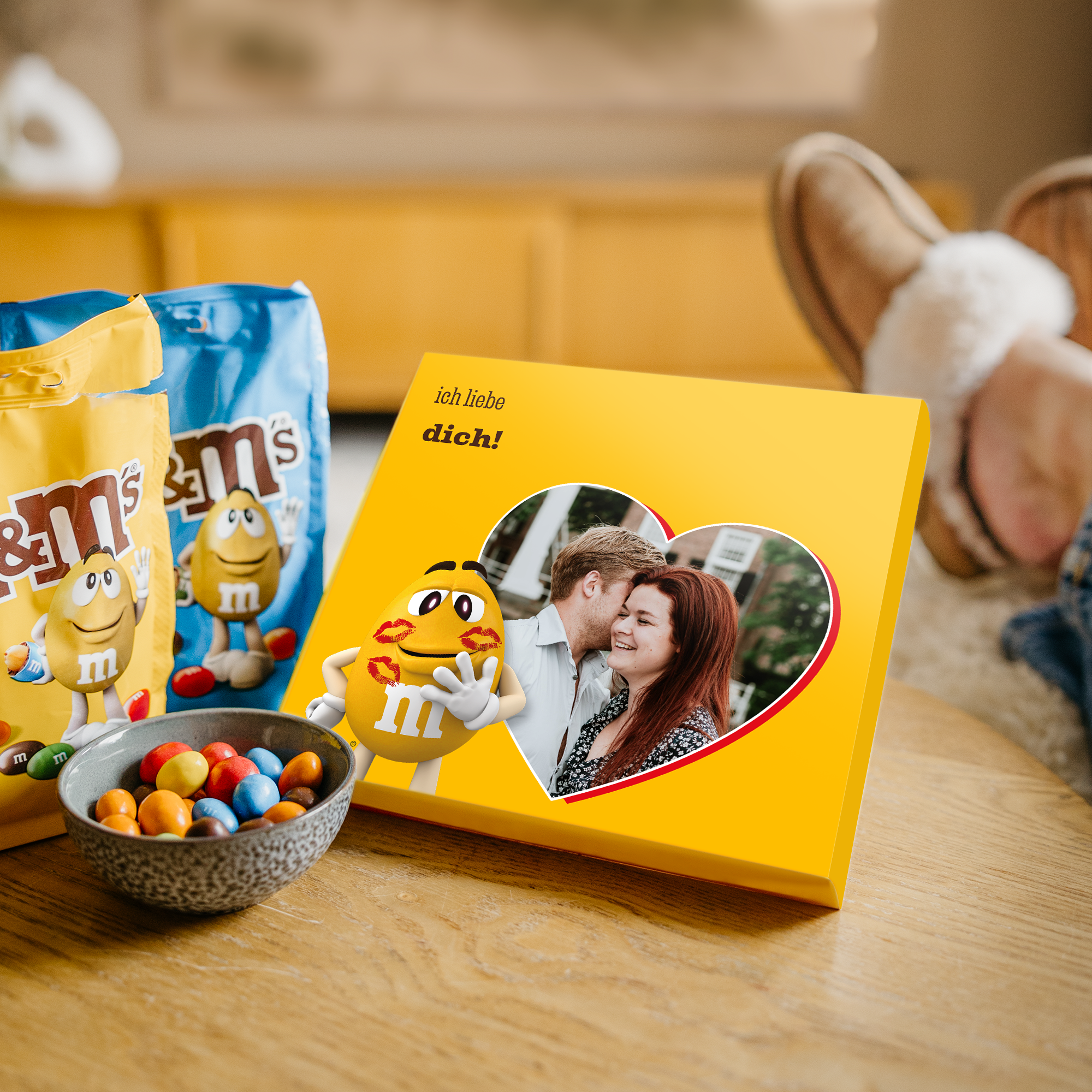Personalisierte Geschenkbox mit M&Ms, bedruckt mit einem Foto eines Paares im Herzrahmen und dem Text ich liebe dich
