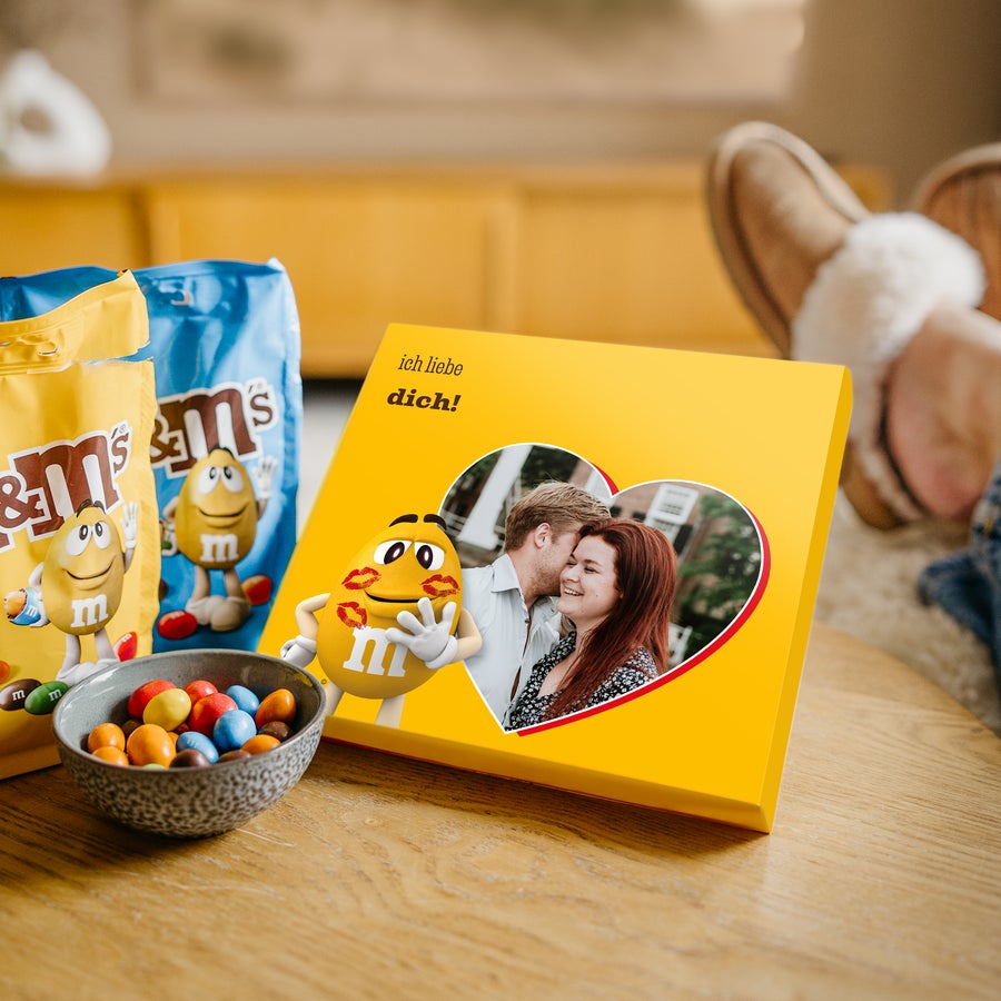 M&M's Geschenkbox personalisieren Gelbe M&M's Geschenkbox mit gedrucktem Foto eines Paares im Herzrahmen und "Ich liebe dich" Aufschrift.