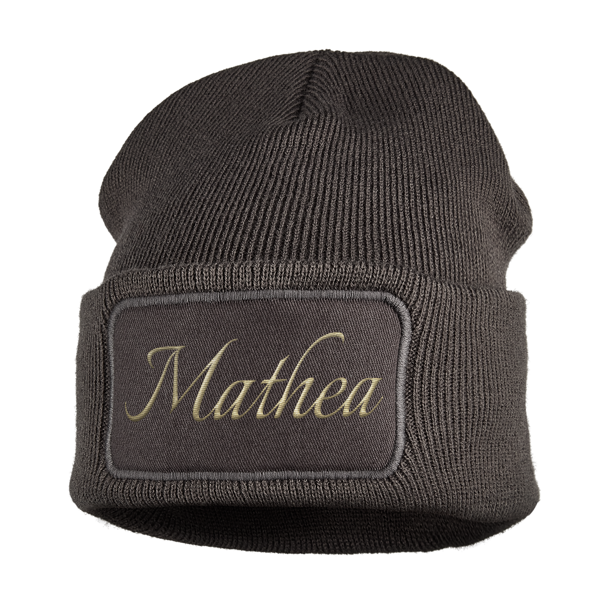 Grå beanie med brodert navnet Mathea i lys, gullfarget skrift, holder små ørene hyggelige og varme.