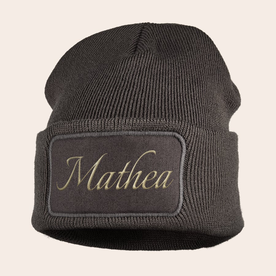 Broderte lue Grå beanie med brodert navnet Mathea i lys, gullfarget skrift, holder små ørene hyggelige og varme.