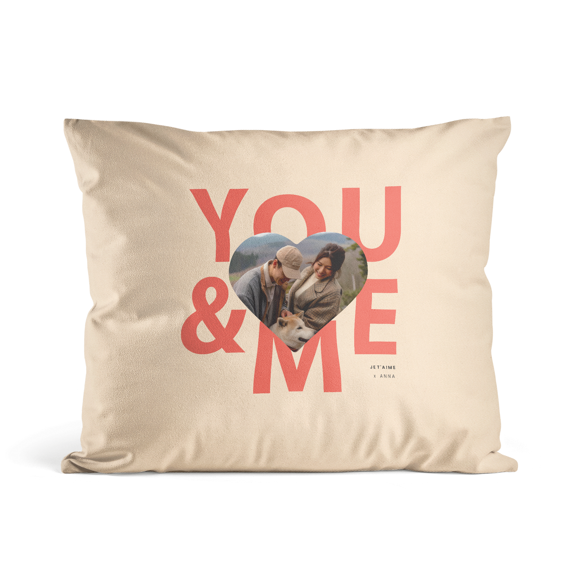 Housse de coussin personnalisée avec photo imprimée dun couple et de leur chien, avec "You & Me" en rouge.