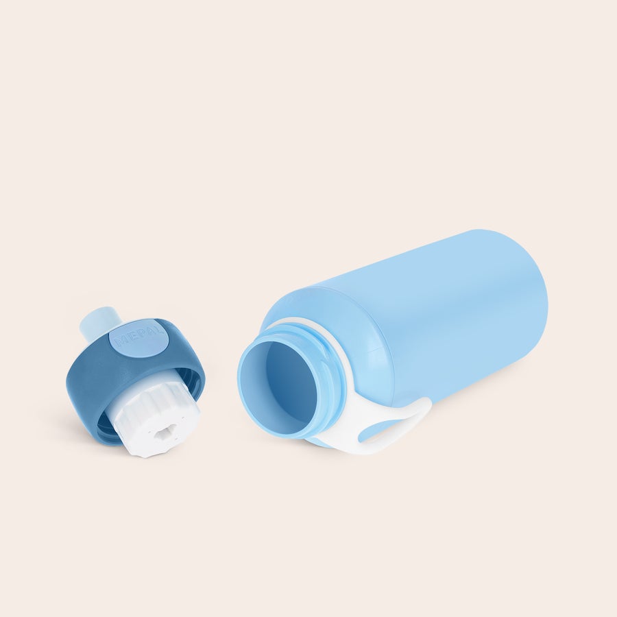 Mepal - sticlă de apă personalizată cu capac pop-up Sticlă de apă albastră deschis Mepal, personalizată cu numele, cu capac detașabil și mâner alb practic.