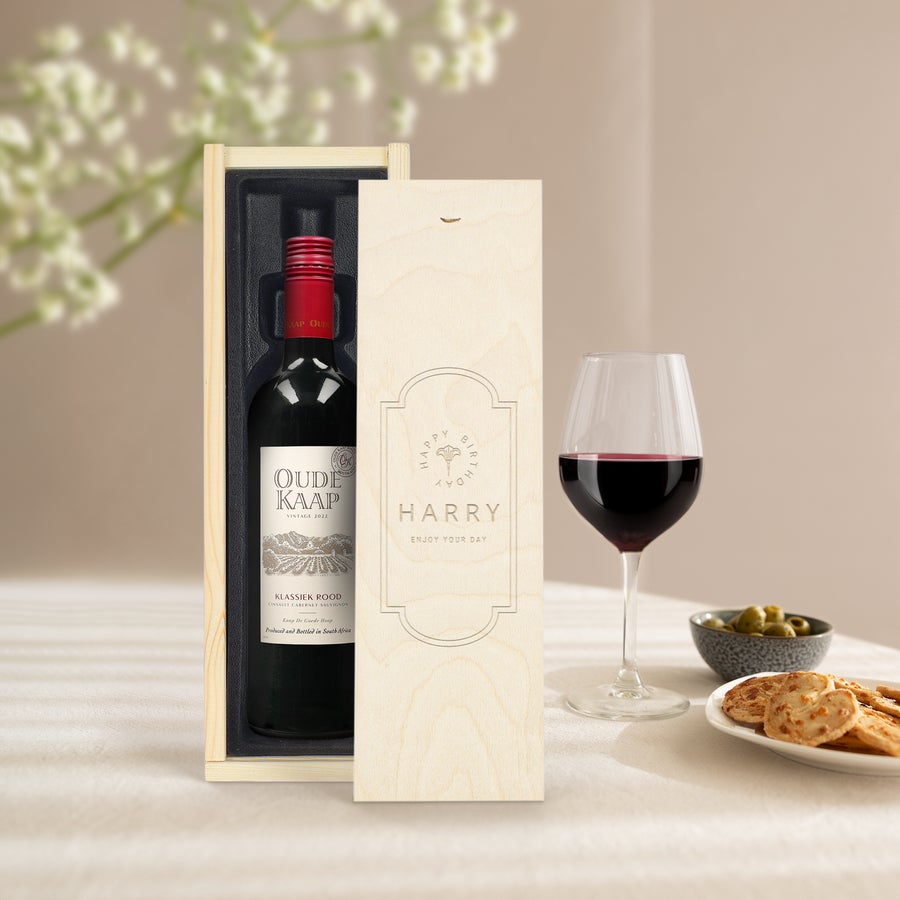 Personalizowane wino Oude Kaap Butelka czerwonego wina Oude Kaap w personalizowanej drewnianej skrzynce grawerowanej imieniem Harry