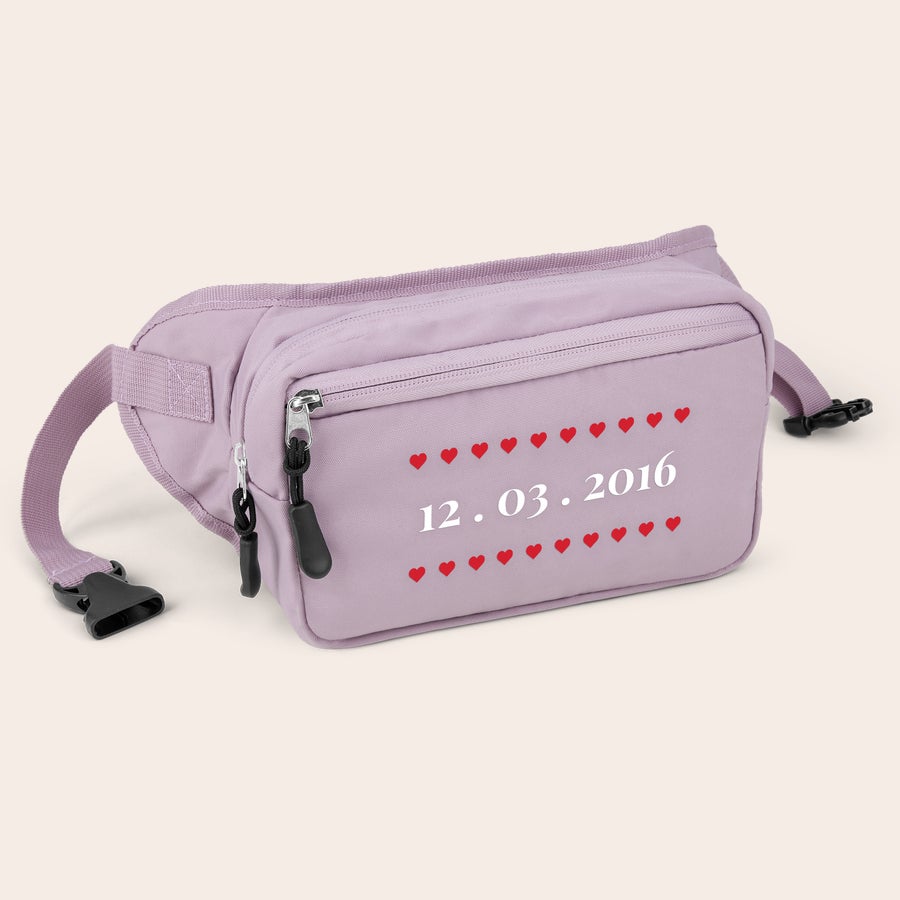 Geantă personalizată Borsetă lila personalizată cu data 12.03.2016 și inimioare roșii, ideală pentru lucrurile esențiale.