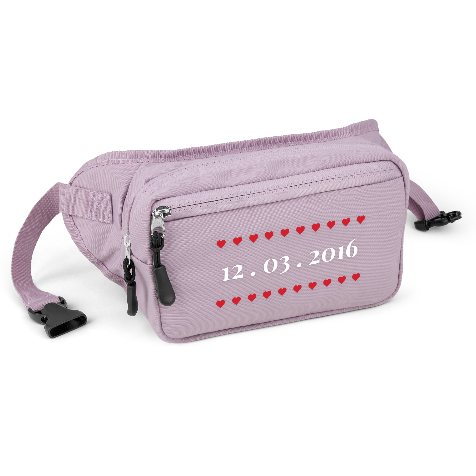 Lila heuptas met witte datum 12.03.2016 en rode hartjes rondom, bedrukt met een eigen ontwerp. Alles altijd bij de hand met een persoonlijke heuptas met bedrukking naar keuze