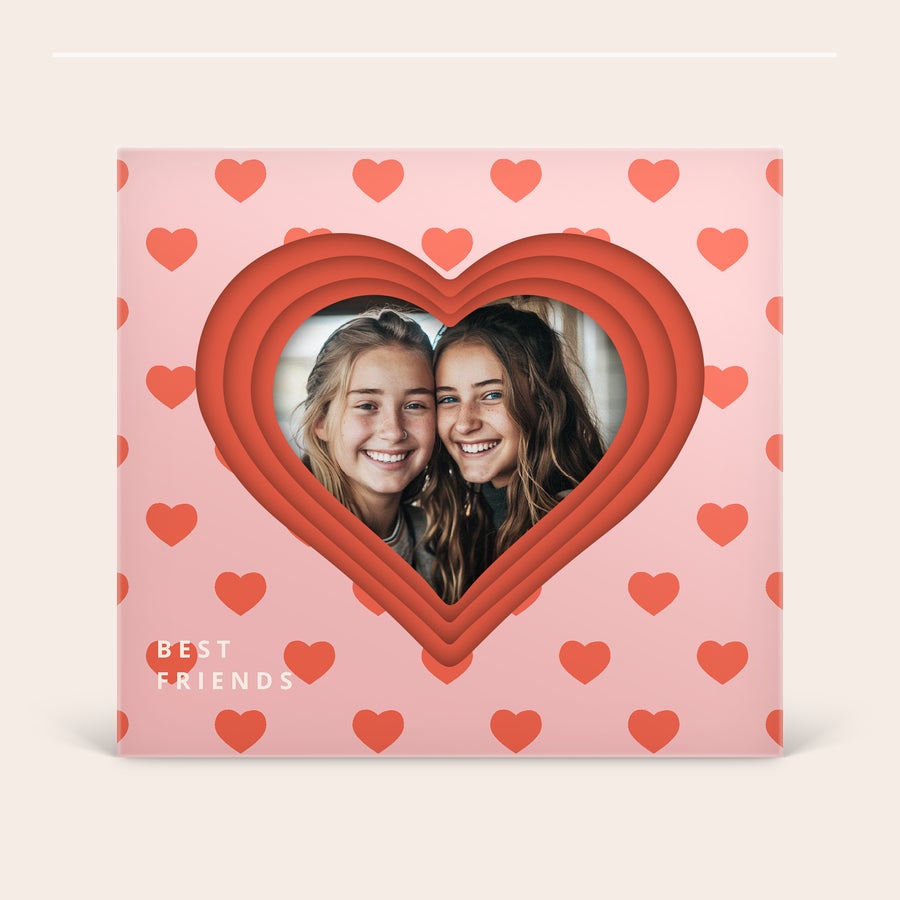 Milka Choklad 3D Presentask Designa din egen Milka Hearts 3D-presentförpackning med två tjejer tryckt i hjärtformad ram, fylld med choklad.