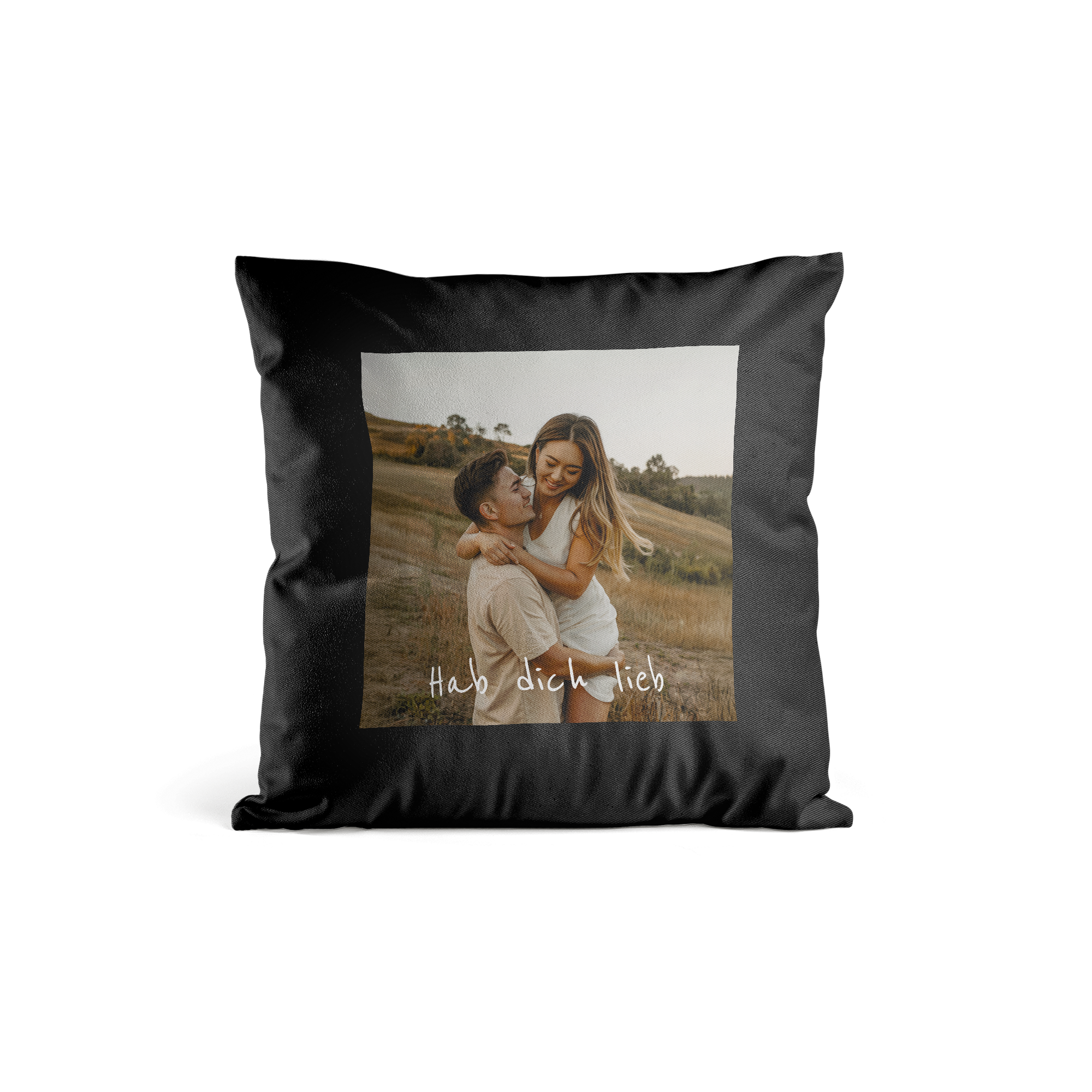 Schwarzes super weiches Kissen mit Foto eines Paares im Feld, bedruckt mit dem Text Hab dich lieb