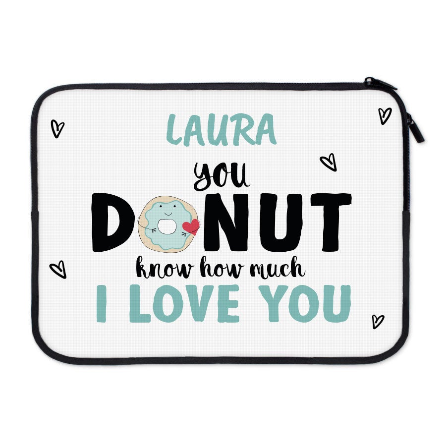 Personalisierte Laptoptasche, bedruckt mit dem Namen Laura und dem Text "you DONUT know how much I love you" mit einem Donut-Motiv.