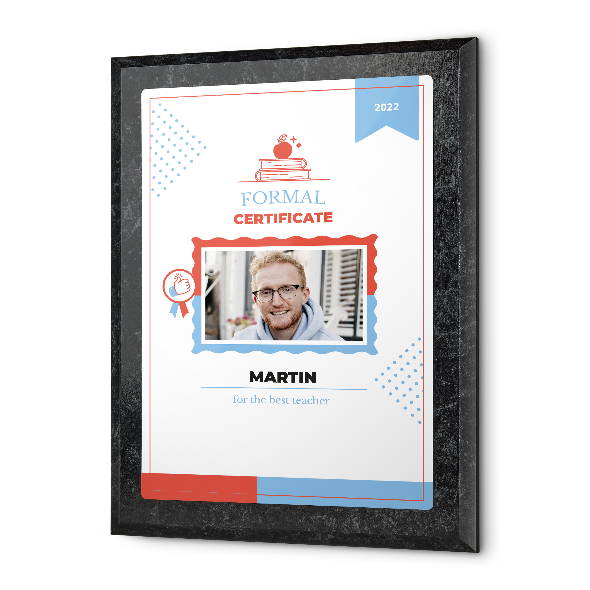 Certificado conmemorativo personalizado "FORMAL CERTIFICATE" con la foto de Martín, texto "for the best teacher" y el año 2022, dentro de un marco negro.