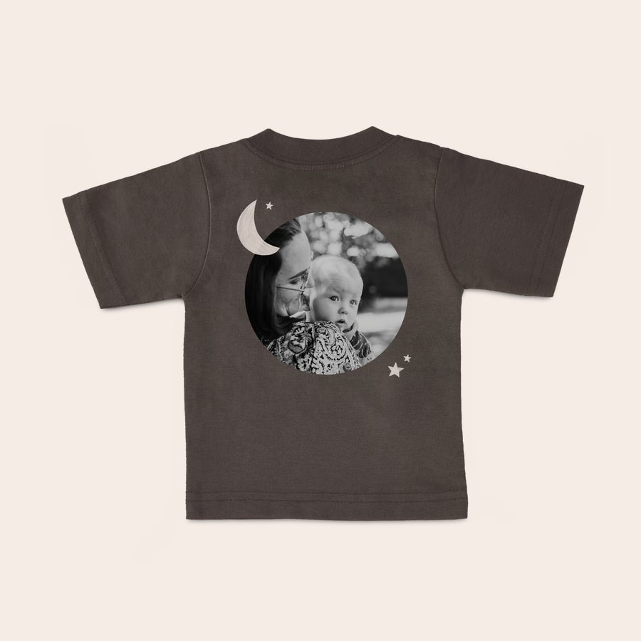 Koszulka dla niemowląt Personalizowany t-shirt dziecięcy w kolorze brązowym z nadrukowanym zdjęciem dziecka z mamą, księżycem i gwiazdkami