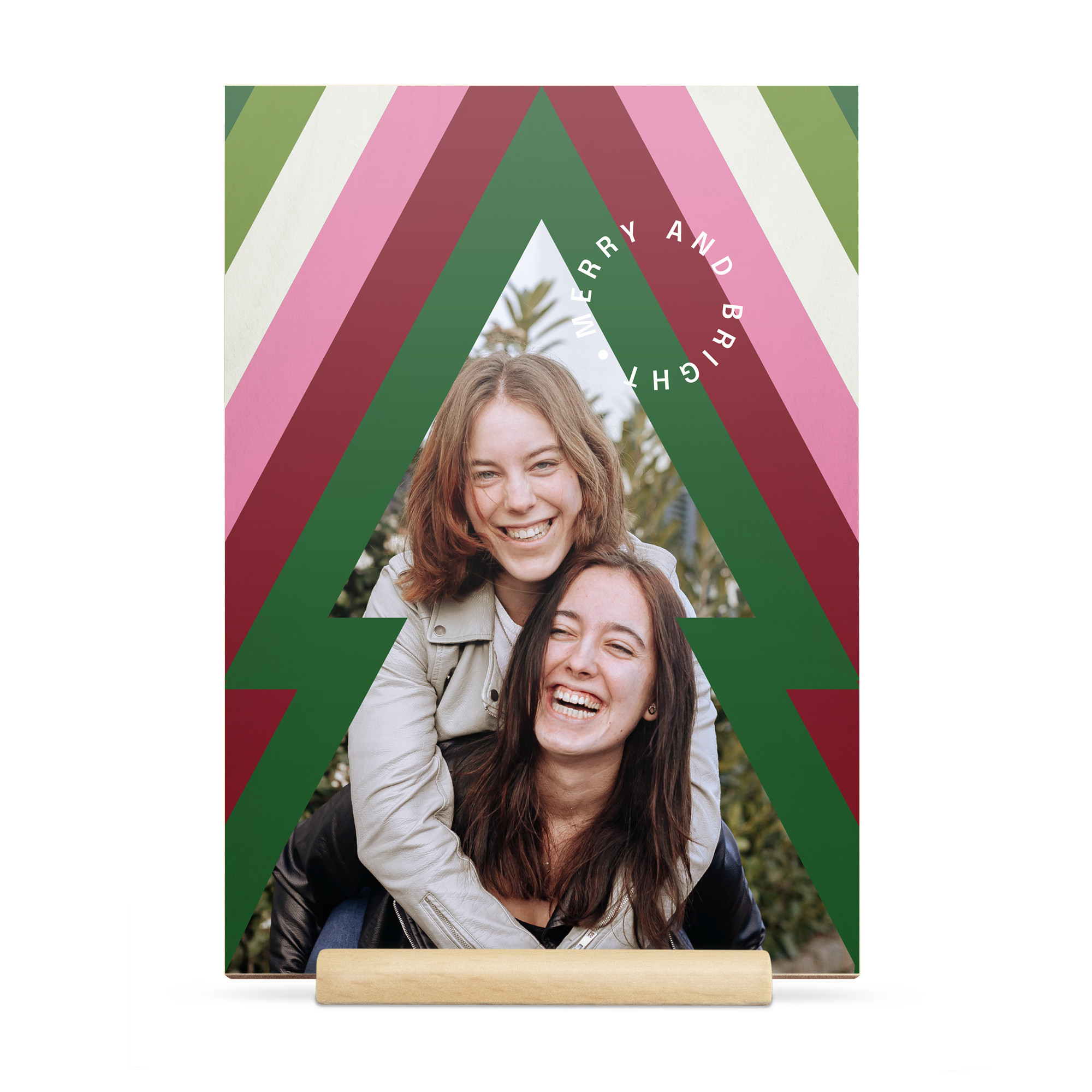 Gepersonaliseerde kerstkaart van hout met twee vrolijke vrouwen en de tekst Merry and Bright, geprint met een foto en tekst naar keuze