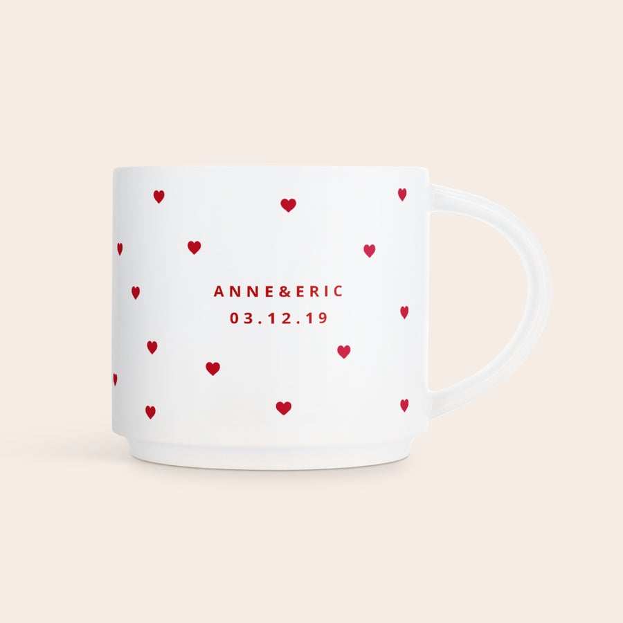 Stabelbare Krus med Billede Stabelbart krus med printede røde hjerter og teksten ANNE & ERIC 03.12.19, perfekt til dejlige minder.