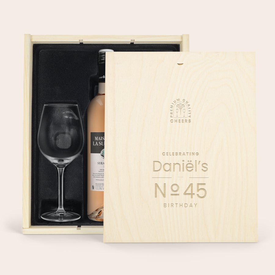 Wijn Maison de la Surprise Syrah personaliseren Wijnpakket met Maison de la Surprise Syrah en glas, gegraveerd met de tekst "Daniel's No 45 Birthday" op de houten deksel.