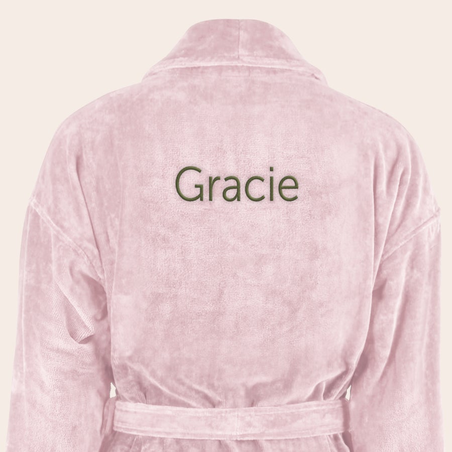 Kopalni plašč - ženske Nežen rožnat kopalni plašč z izvezenim imenom Gracie na hrbtu. Podarite mehak kopalni plašč z lastnim imenom.