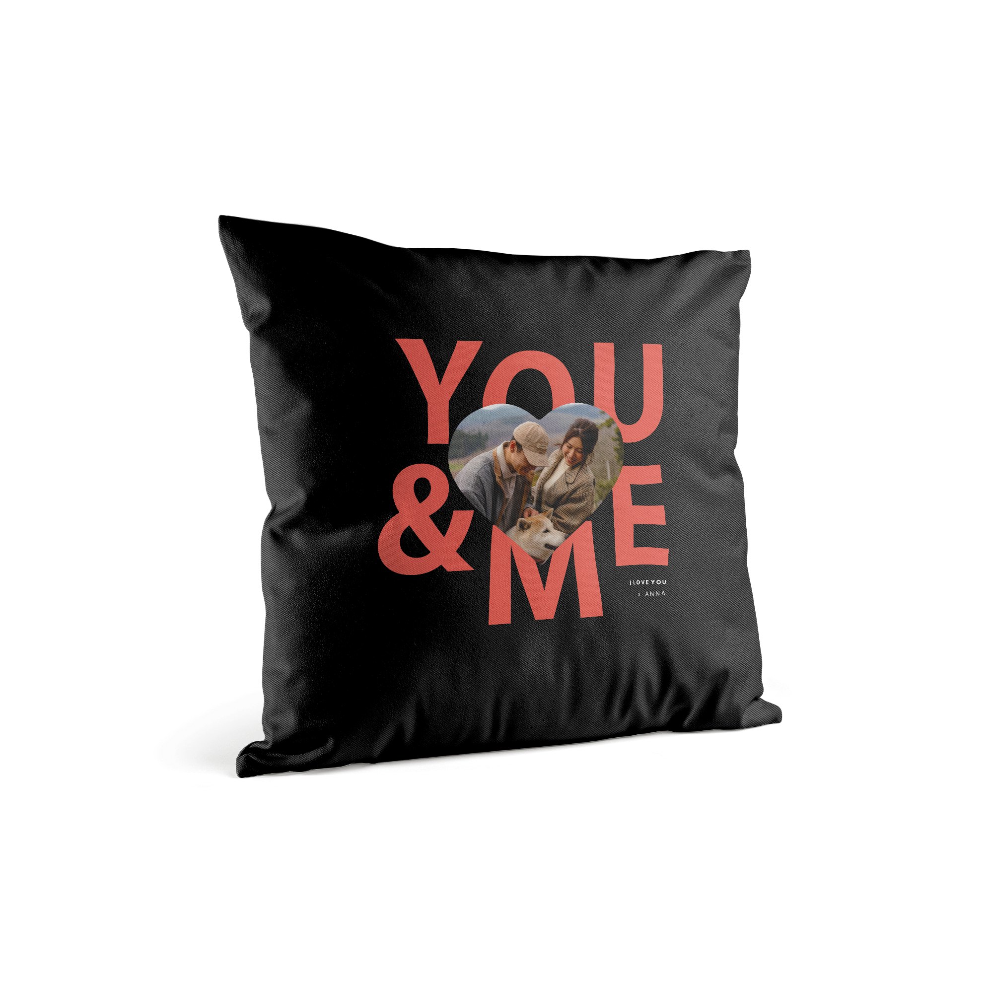 Almofada preta personalizada com a frase "YOU & ME" em vermelho e foto impressa de casal com cachorro, "I love you x Anna"