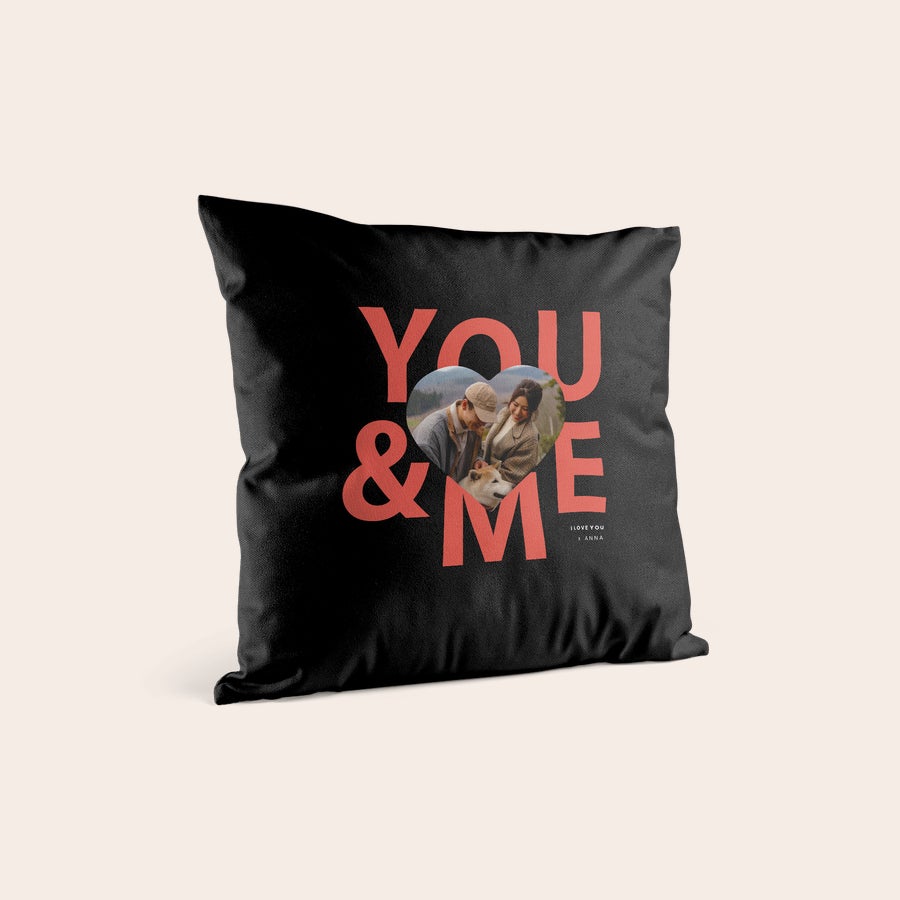 Cuscini con Foto Cuscino personalizzato nero con foto di coppia a forma di cuore e scritta You & Me