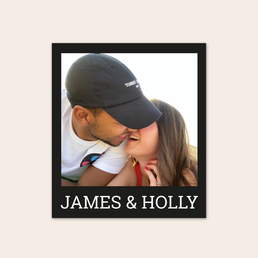 Fotos personalizadas - Cuadradas o estilo retro Imprime tus mejores momentos en estilo retro con una foto personalizada de James y Holly con marco negro