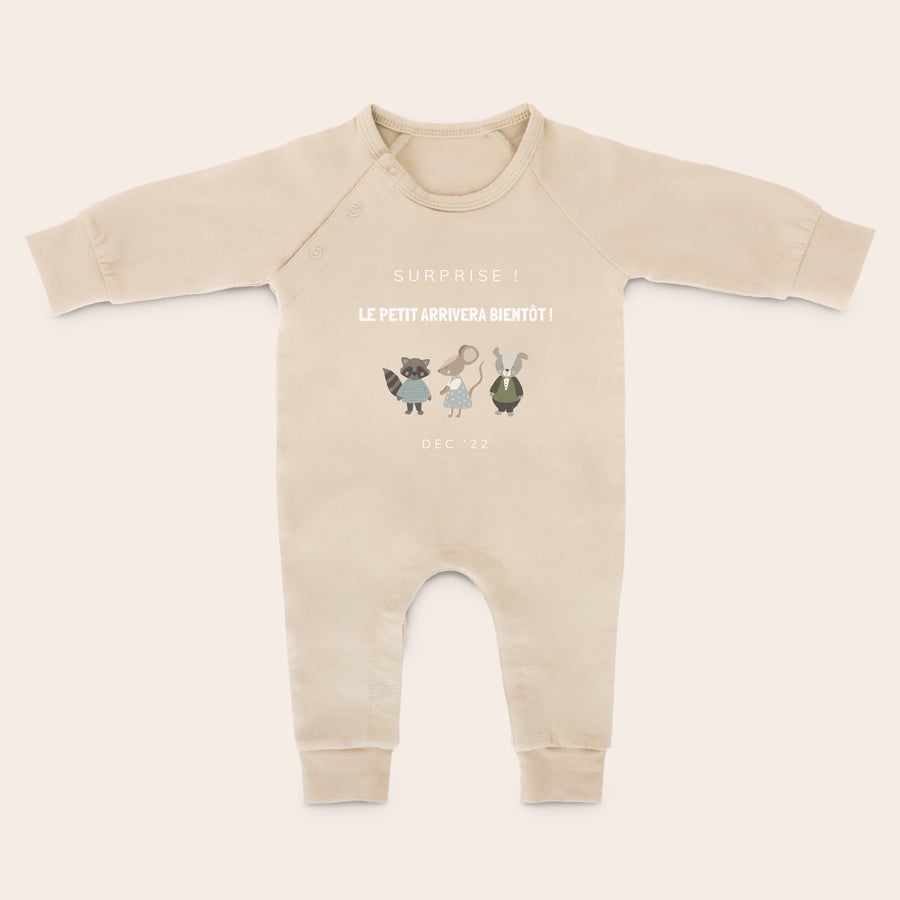 Grenouillère bébé personnalisé Dors-bien personnalisée beige imprimée avec texte et animaux pour étirer et donner des coups de pied avec ses jambes potelées