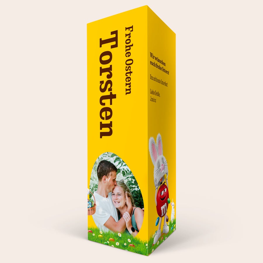 M&M´s personalisieren - Candy Tower Personalisierte M&M's Geschenkbox mit "Frohe Ostern" und Namen "Torsten" auf der Oberseite, bedruckt mit Foto von einem Paar und einer Oster-Nachricht.