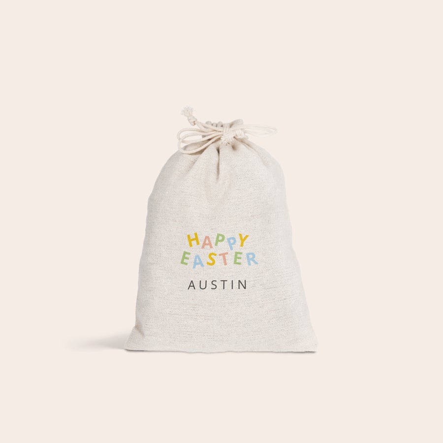 Dárková taška se šňůrkou - Velikonoce Personalizovaná dárková taška se stahovací šňůrkou z přírodní látky s potiskem Happy Easter a jménem Austin.
