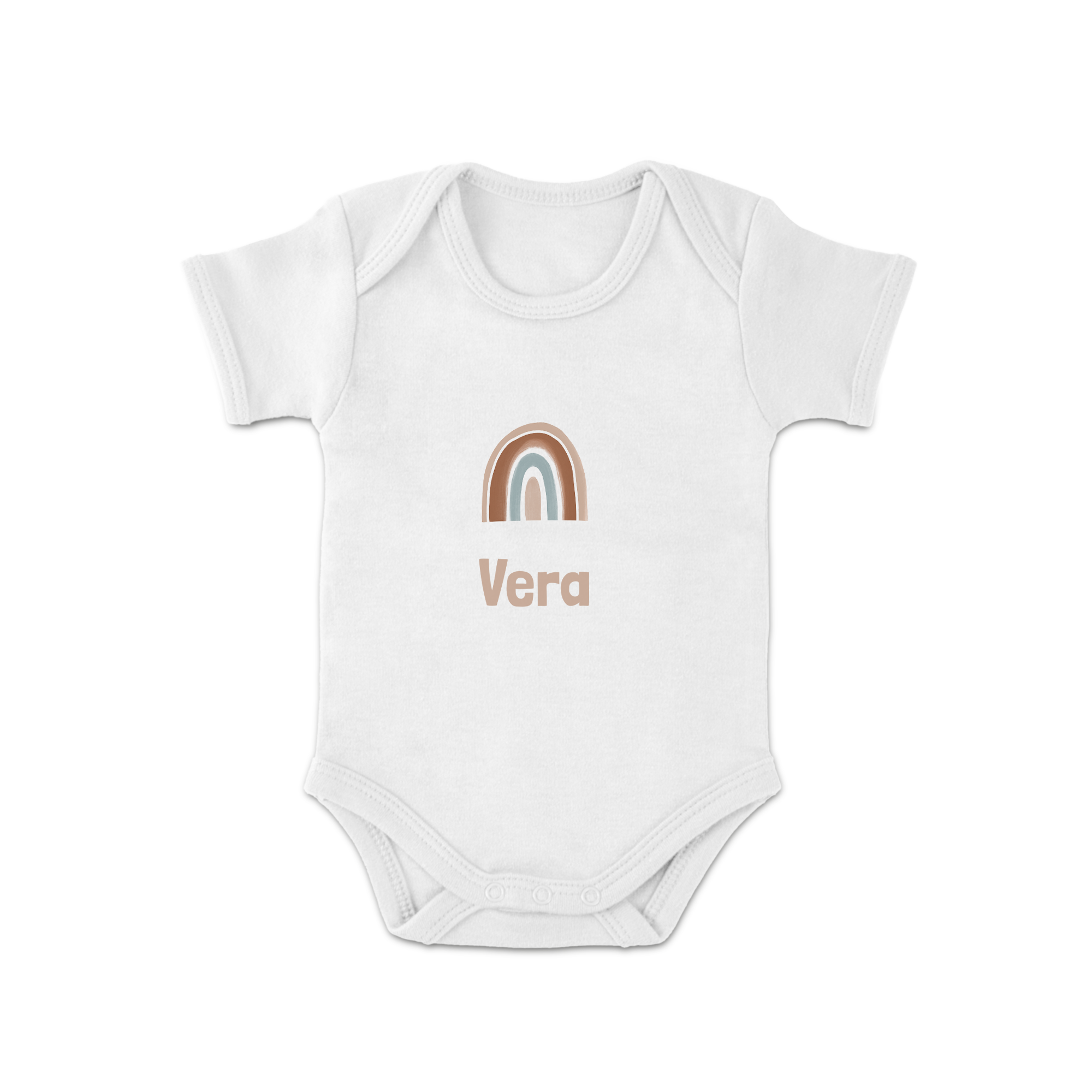 Wit rompertje bedrukt met de naam Vera en een regenboogontwerp in bruine en blauwe tinten om de nieuwe ouders te verrassen