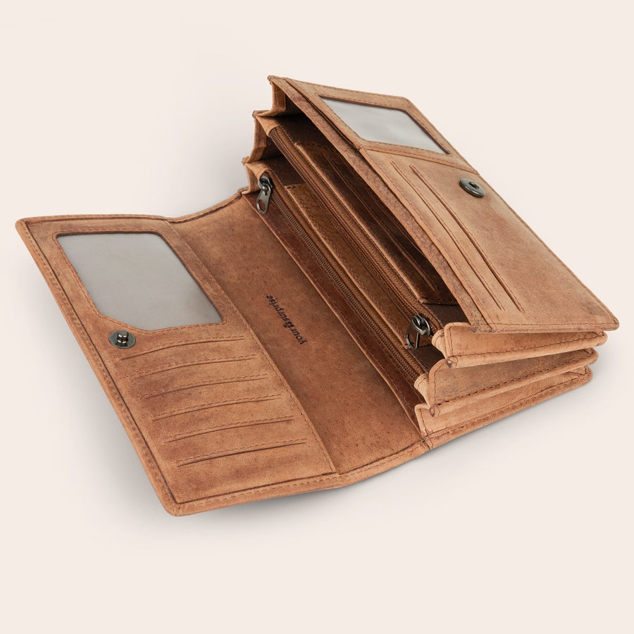 Persoonallinen nahkalaukku Avoinna oleva puhvelinnahkainen kukkaro, johon on kaiverrettu teksti. Yllätä elämäsi naiset tyylikkäällä kukkarolla.