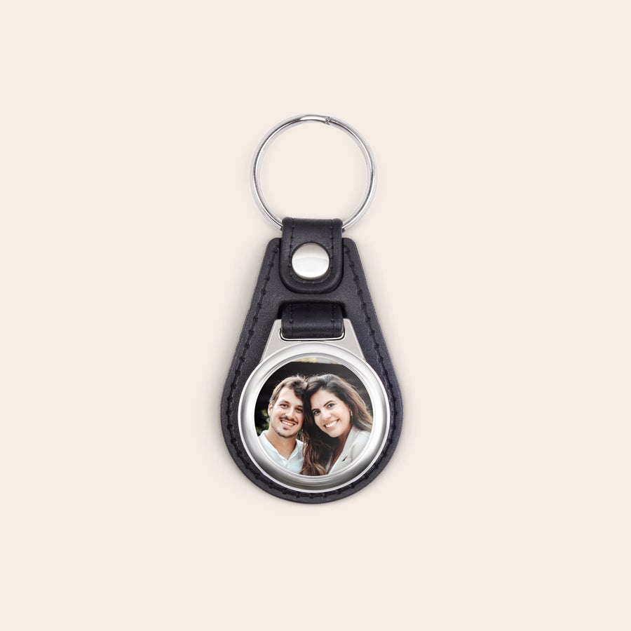 Porta-chaves de couro com foto Chaveiro de couro preto com foto personalizada de um casal sorrindo