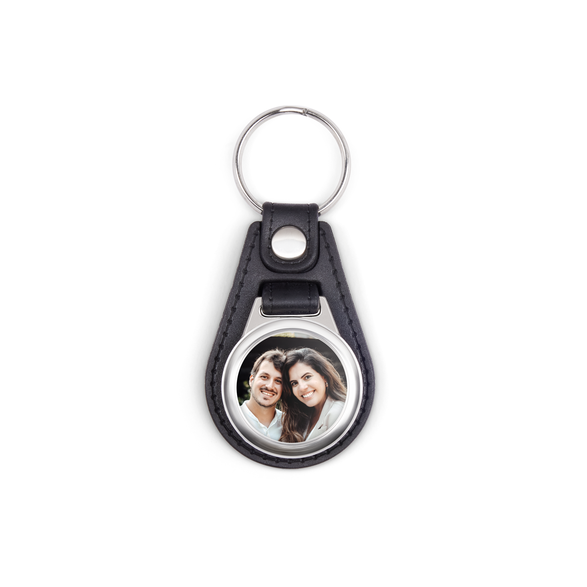 Sort læder nøglering med ring i metal og et personligt foto af et smilende par, trykt på rund metalplade.