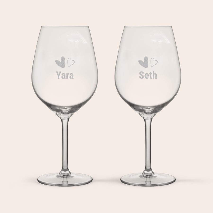 Személyre szabott Aperol Spritz üveg Személyre szabott Aperol Spritz poharak Yara és Seth névvel gravírozva, két szívvel díszítve
