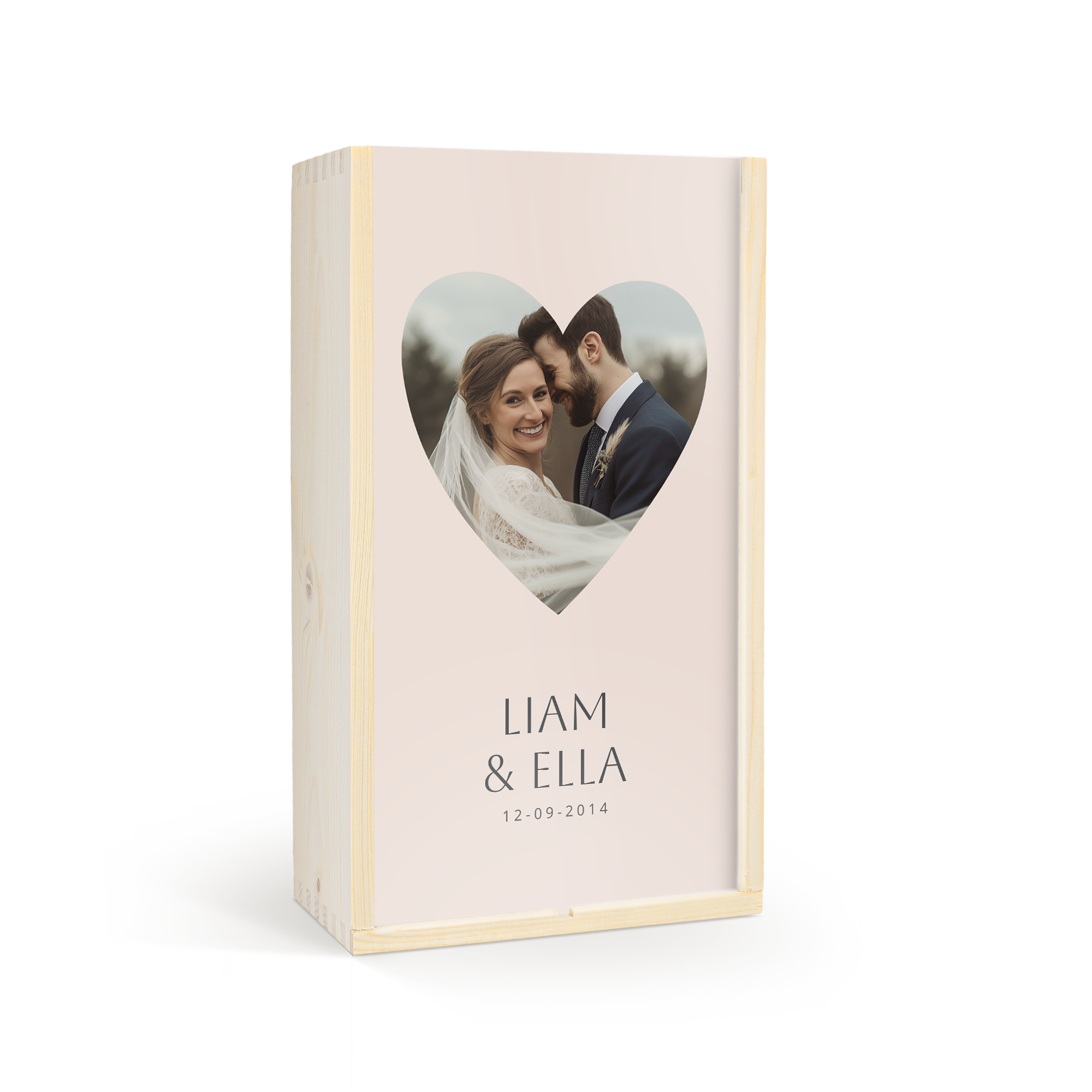 Caja de vino de madera personalizada con foto de pareja, grabada con nombres Liam y Ella, y la fecha 12-09-2014.