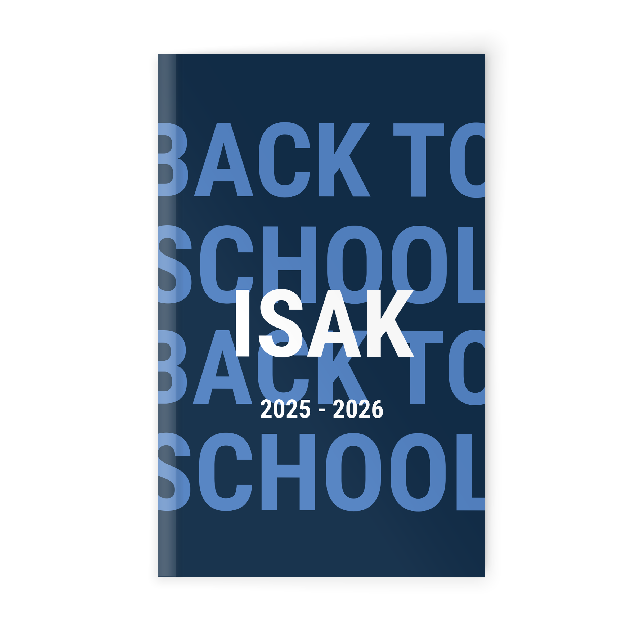 Mørkeblå personlig skolekalender til 2025-2026 med teksten BACK TO SCHOOL og navnet ISAK trykt på forsiden