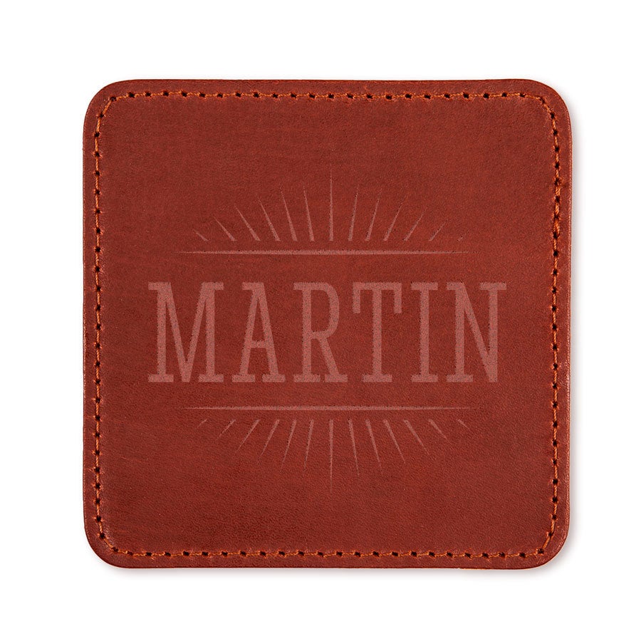Brauner gravierter Lederuntersetzer mit dem Namen MARTIN und Design für coole gravierte Lederuntersetzer