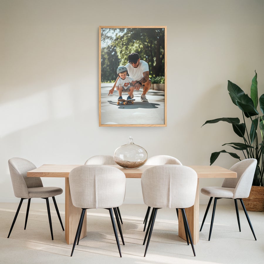Foto in lijst bestellen Gepersonaliseerde fotoafdruk van een vader en kind op een skateboard in een houten lijst om op te hangen.