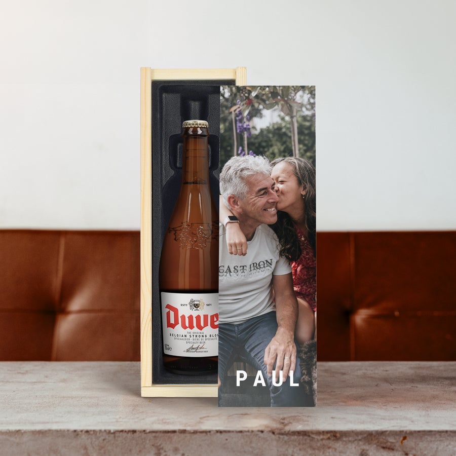 Personalizowane piwo Piwo Duvel Moortgat Spersonalizowana drewniana obudowa piwa Duvel z nadrukowanym zdjęciem pary i imieniem PAUL, niespodzianka ze specjalnym prezentem piwa.