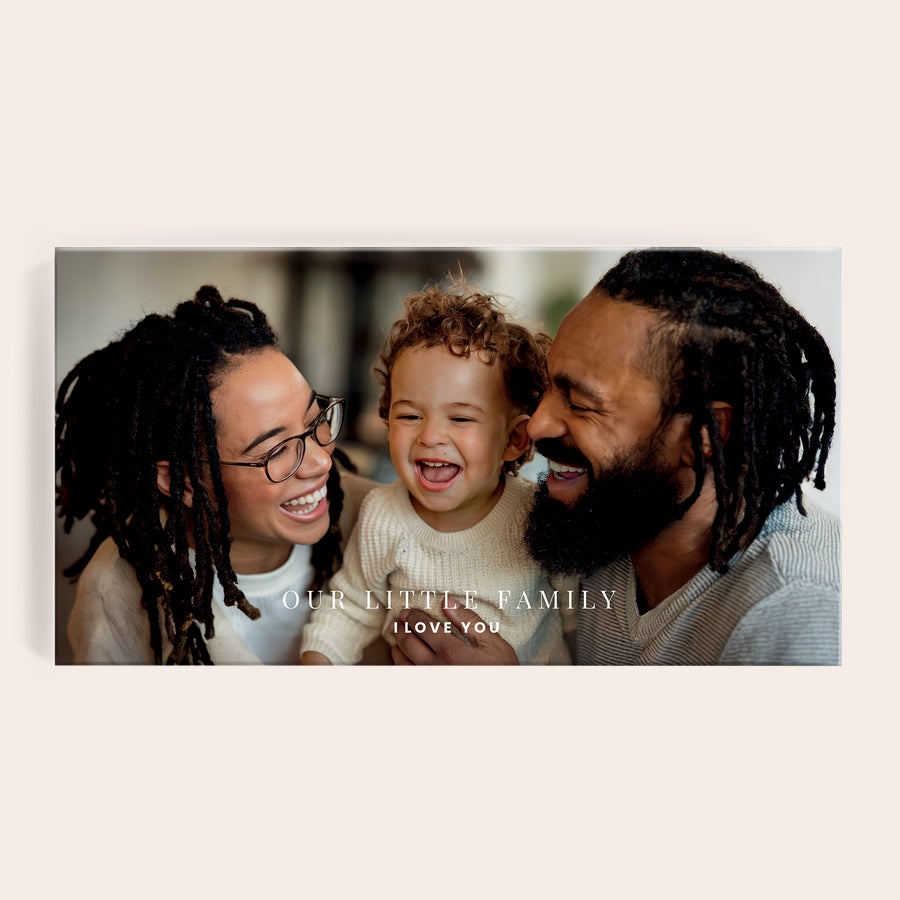 Henkilökohtainen kinder-suklaa Henkilökohtainen lastensuklaarasia 32 baarin suuri yllätys perhekuvalla ja tekstillä "OUR LITTLE FAMILY I LOVE YOU", täysväripainettu.