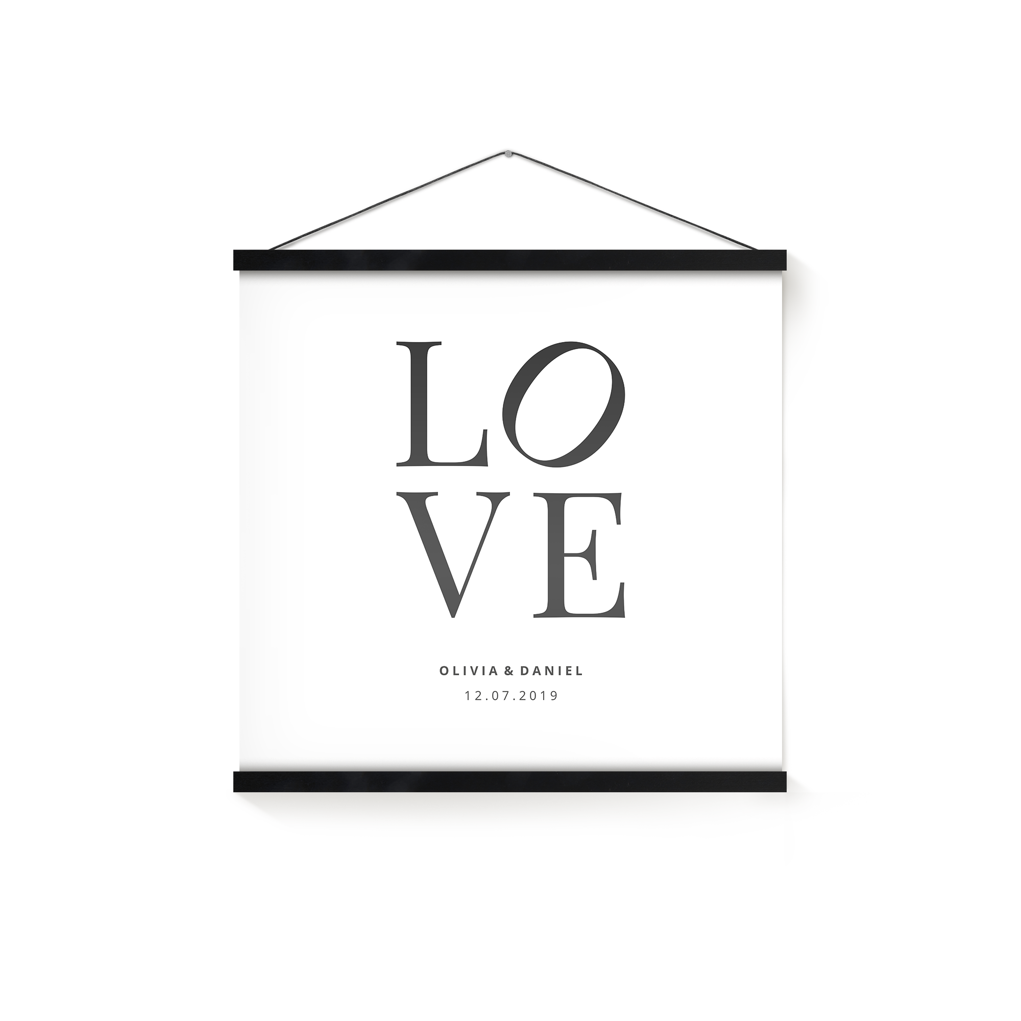 Plakat z magnetycznym wieszaczkiem z napisem LOVE, imionami Olivia & Daniel i datą 12.07.2019