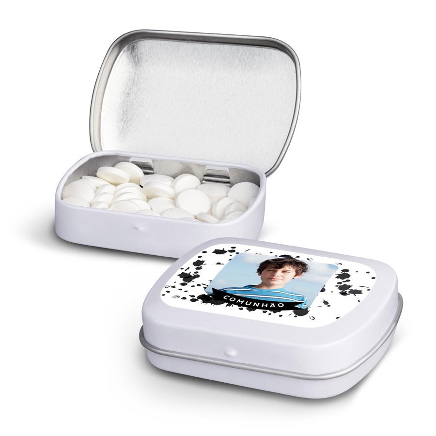 Lata branca com balas de hortelã personalizadas com foto de menino e texto "Comunhão" na tampa.
