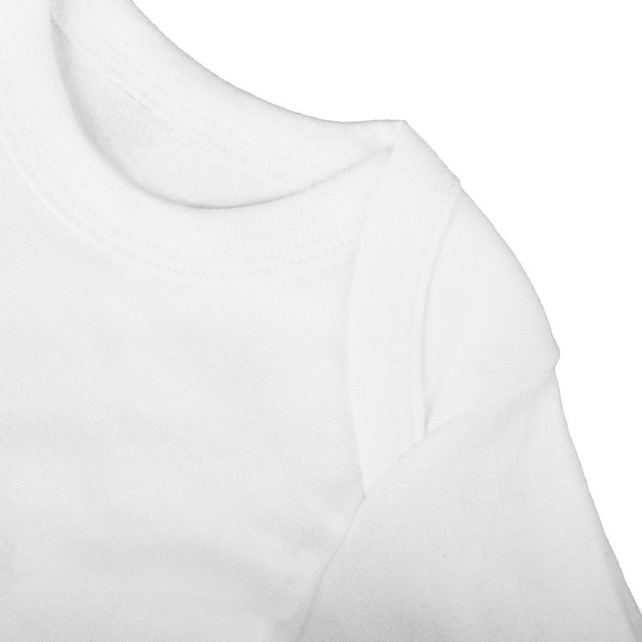 Hvit, personlig trykt onesie med konvolutthalsåpning for å feire Moms første morsdag, tilpasses med navn.