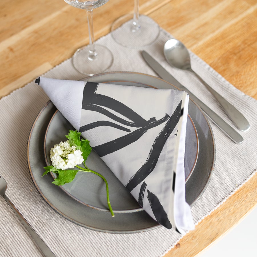 Tovaglioli Personalizzati Tovagliolo personalizzato bianco con stampa grafica astratta nera su piatto grigio. Preparare la tavola sarà una festa con questi tovaglioli dal design unico.