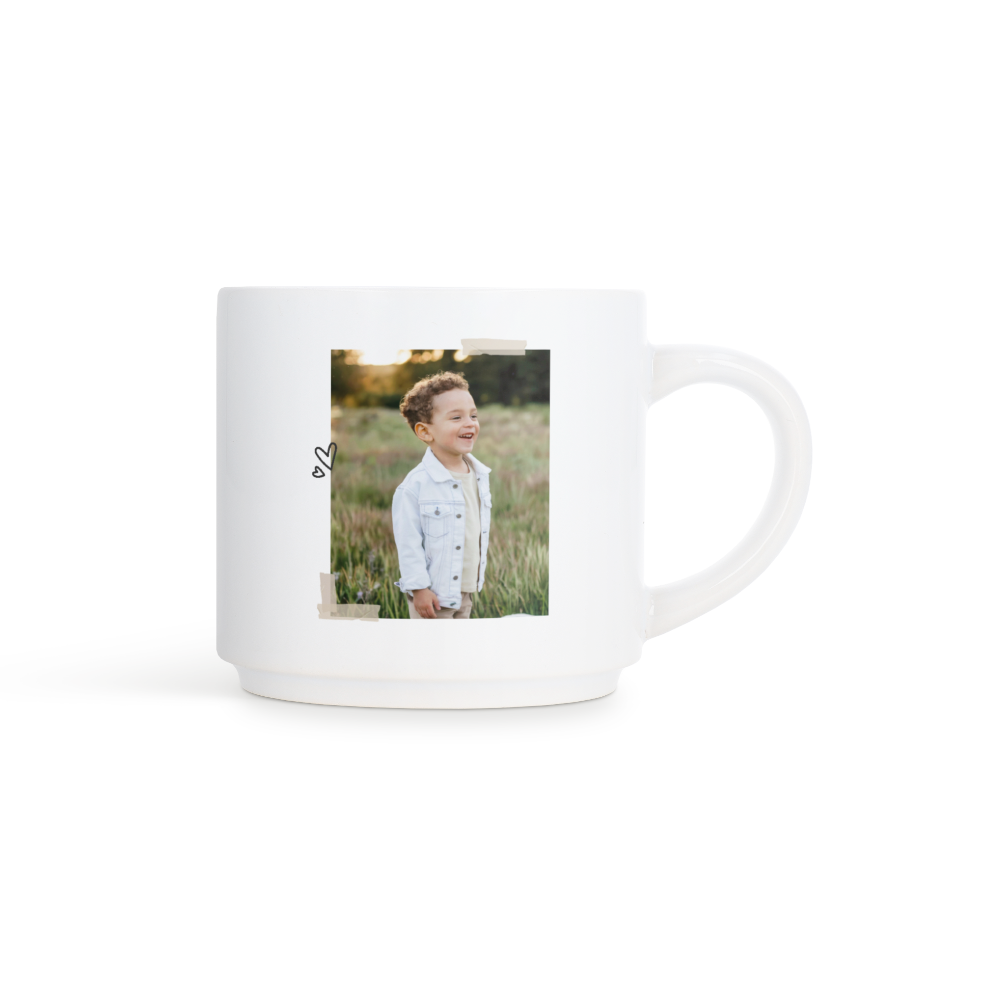 Weiße stapelbare Fototasse bedruckt mit dem Foto eines lächelnden Jungen in einer Wiese