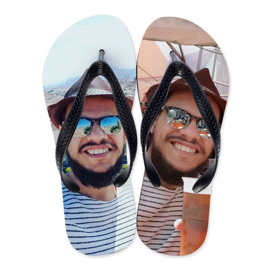 Individuelle Zehensandalen als Geschenk, bedruckt mit einem lächelnden Mann mit Sonnenbrille und Hut, der Bier hält