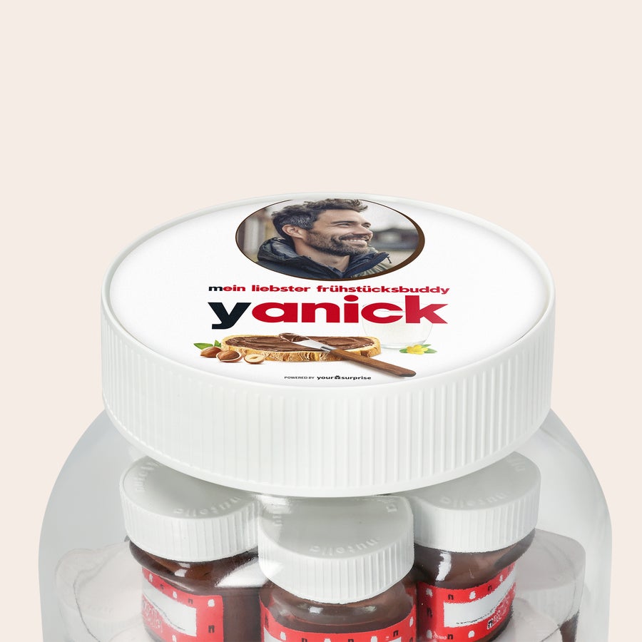 Personalisiertes nutella® Glas XL mit Namen und Foto Personalisiertes XL nutella Glas mit Foto, Name Yanick und Text "mein liebster frühstücksbuddy", gefüllt mit 21 nutella Mini-Gläsern.