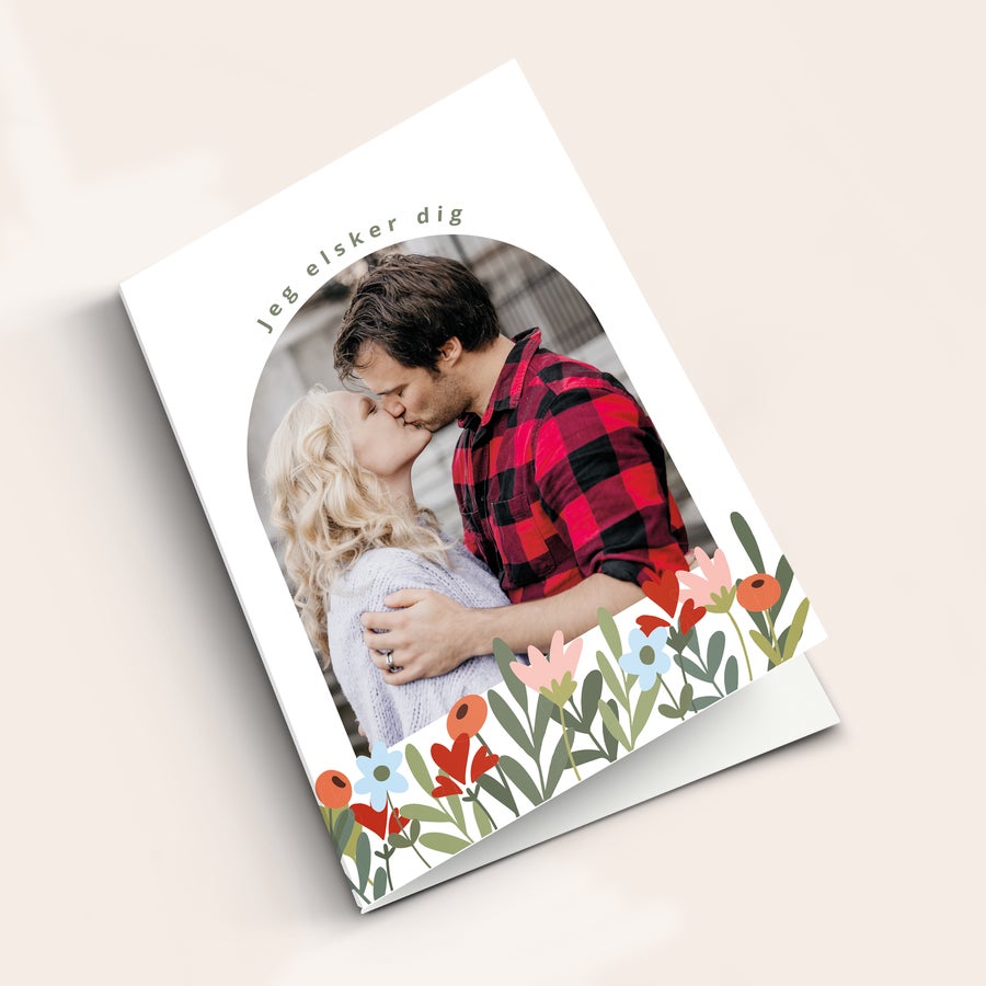 Valentine's Day card Et valentinskort med et personligt billede af et kyssende par, blomster og teksten "Jeg elsker dig"